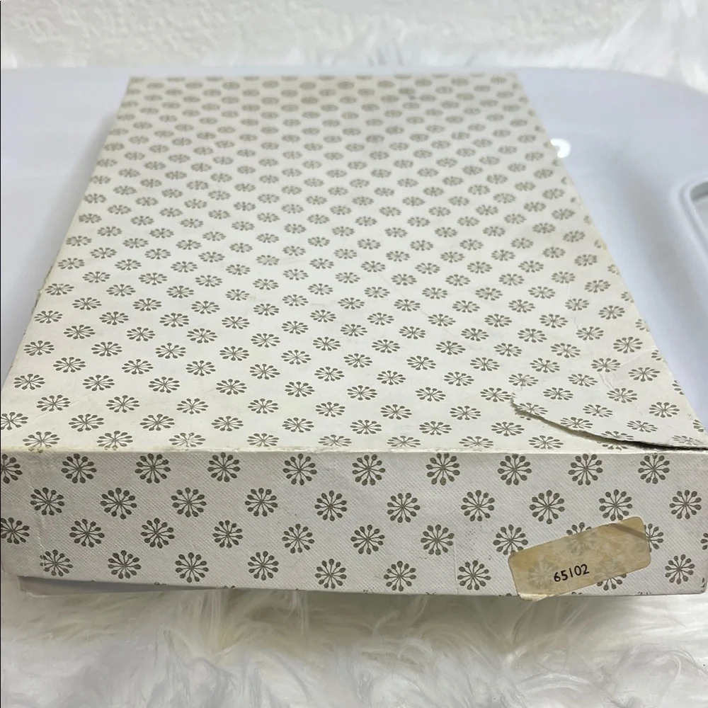 Elegant Silver Vanity Set with Comb - Picture 6 of 10